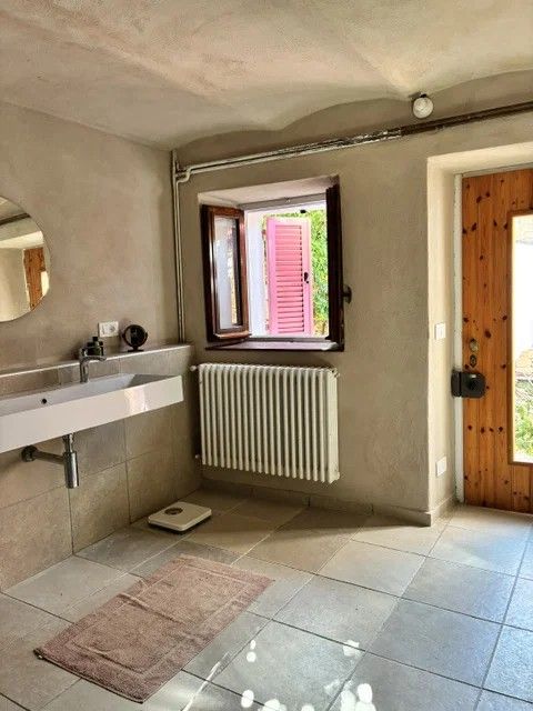 De badkamer met wastafel