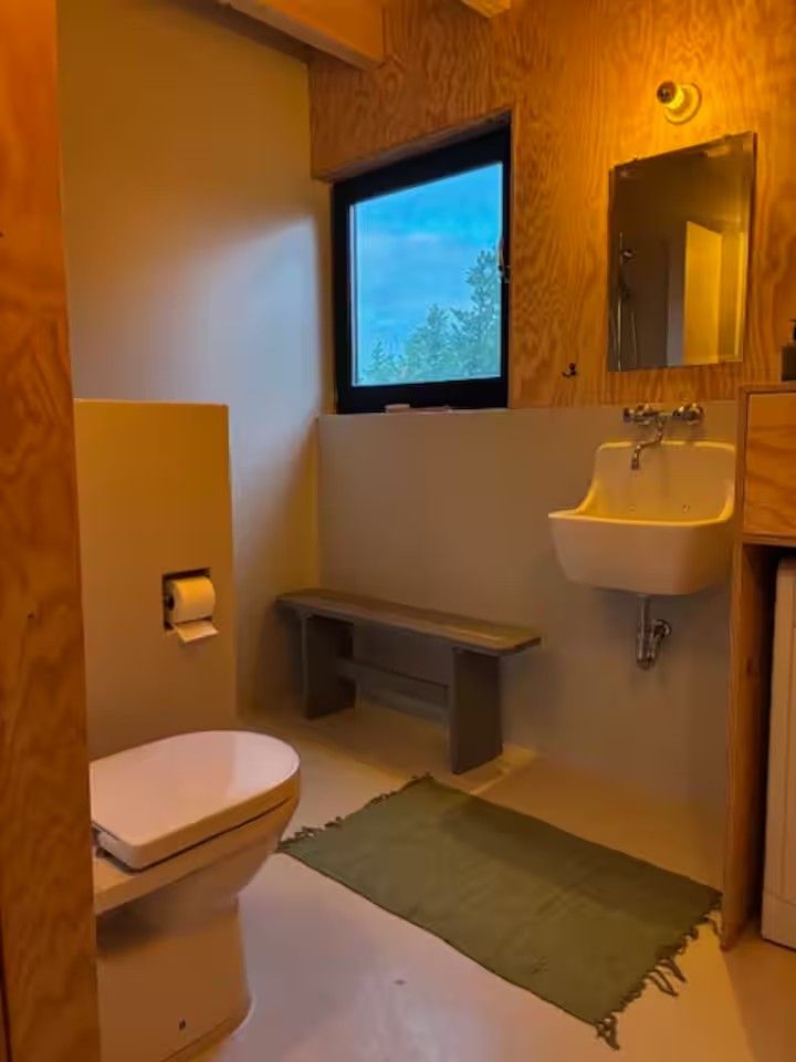 De badkamer van hout en epoxy