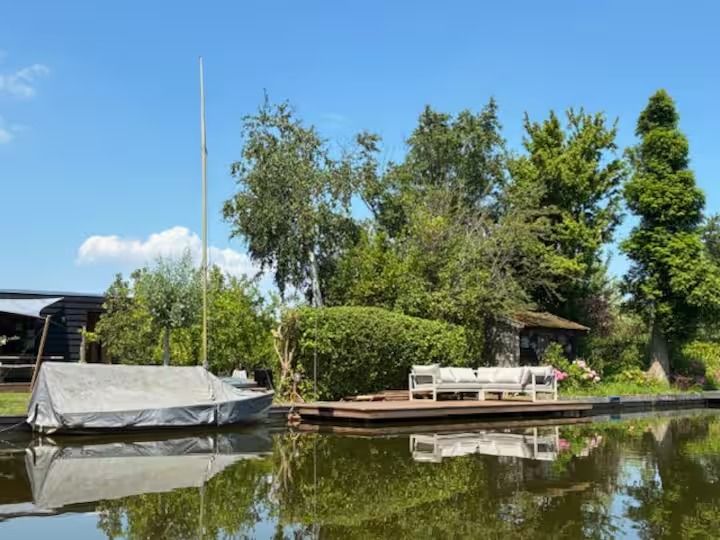 Boten aan de steiger in Jisp