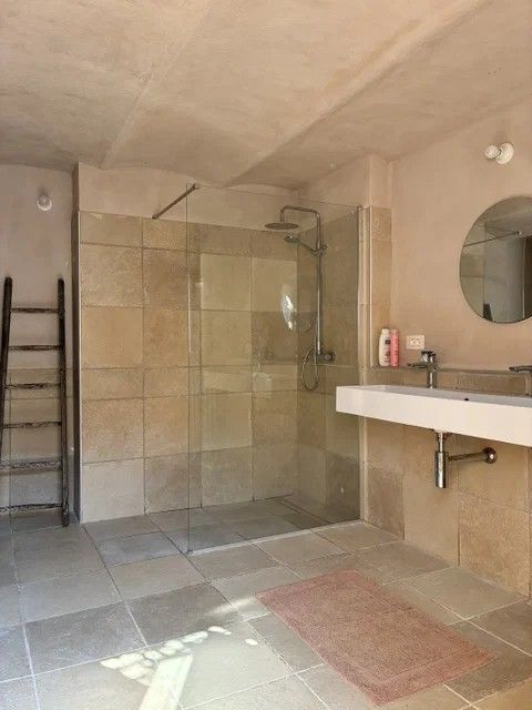 De badkamer met douche