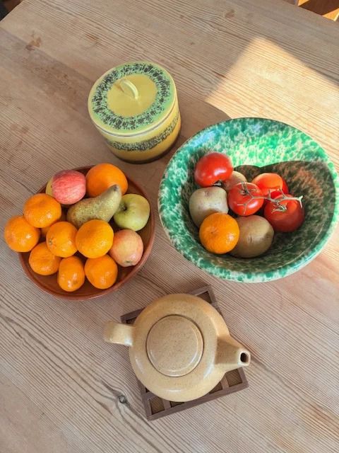 Fruit en een theepot op de houten tafel