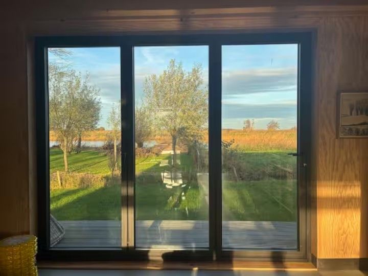 Uitzicht door de glazen pui
