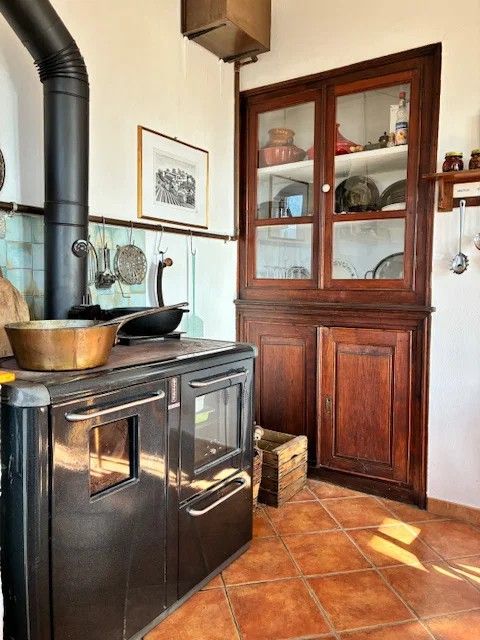 Het houtfornuis en de oude kast