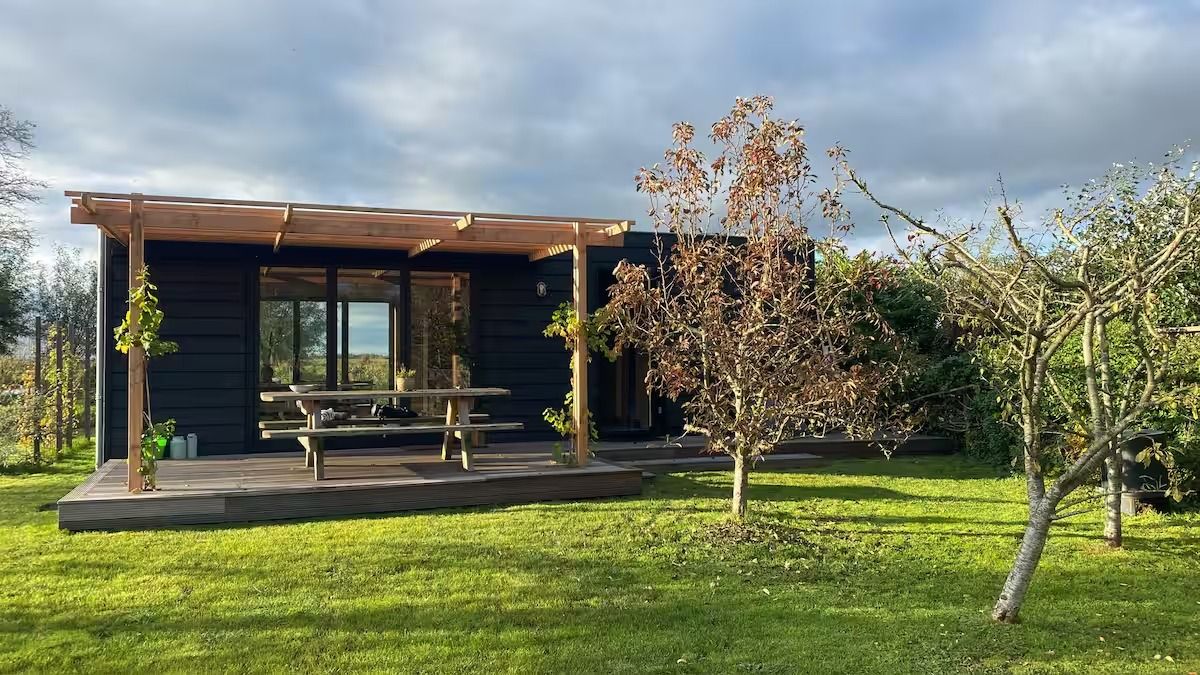 Het huis in Jisp met pergola en picknicktafel