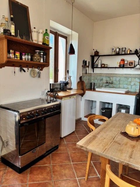 De keuken met gasfornuis