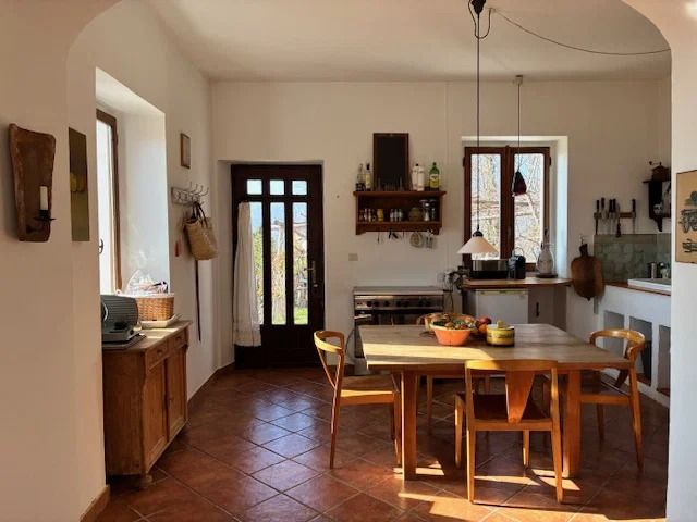De keuken met terracotta vloer en houten tafel