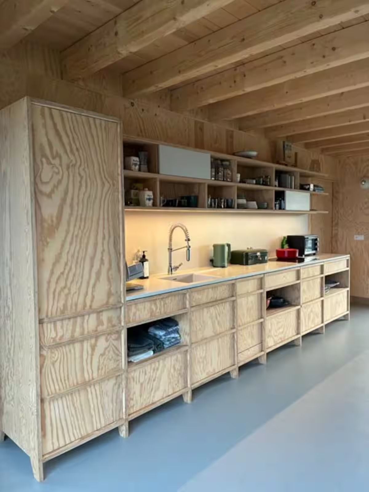 De houten keuken over de hele wand