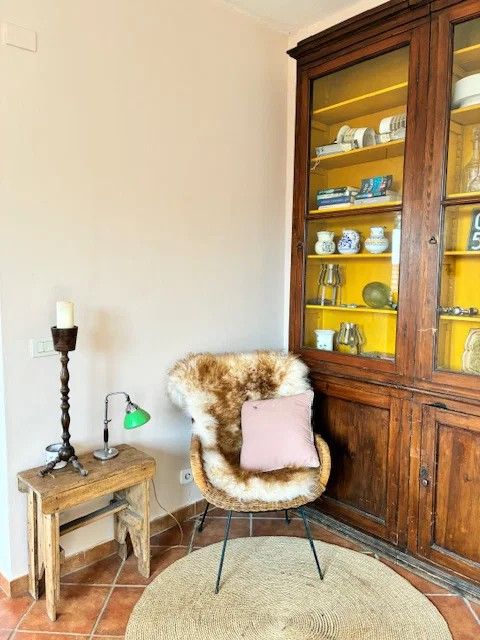 Leesstoel bij de oude kast