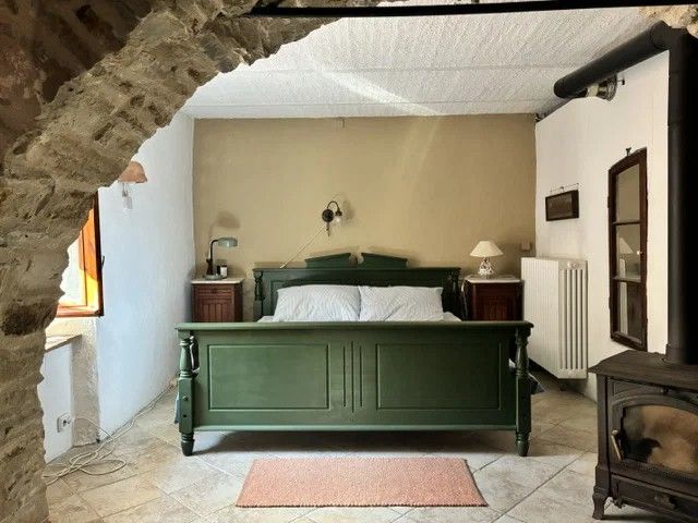 Slaapkamer met groen houten bed