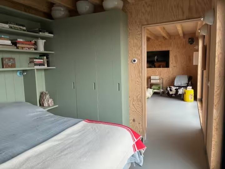 De slaapkamer met groene kast