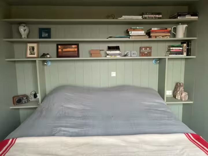 De slaapkamer met boekenplanken