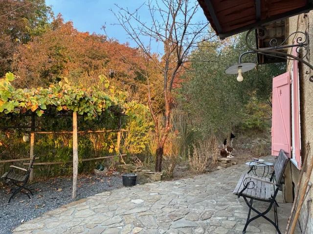 Het terras onder de pergola in de herfst