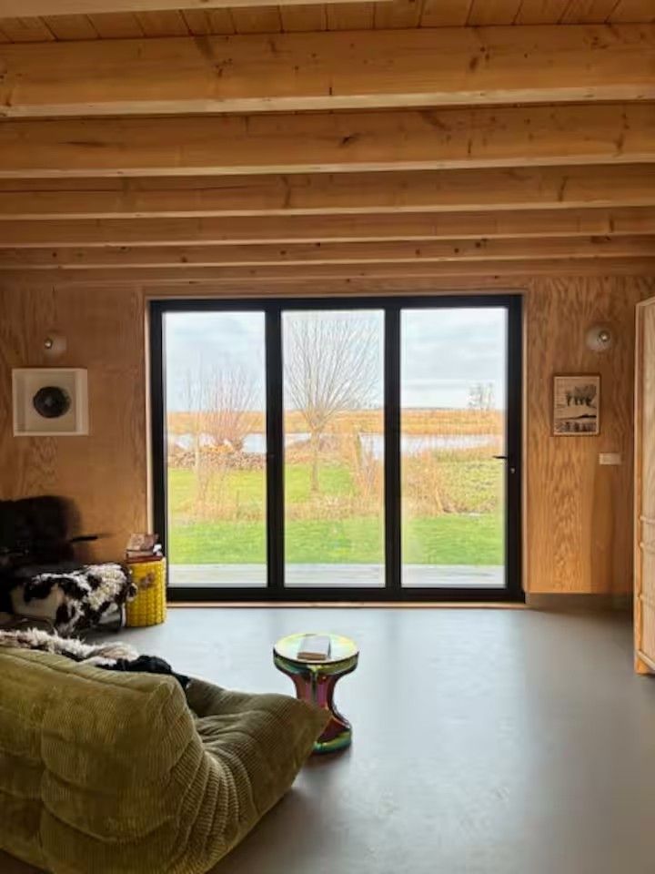 De woonkamer met uitzicht over het land